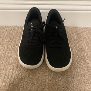 Kizik black and white tennis shoes